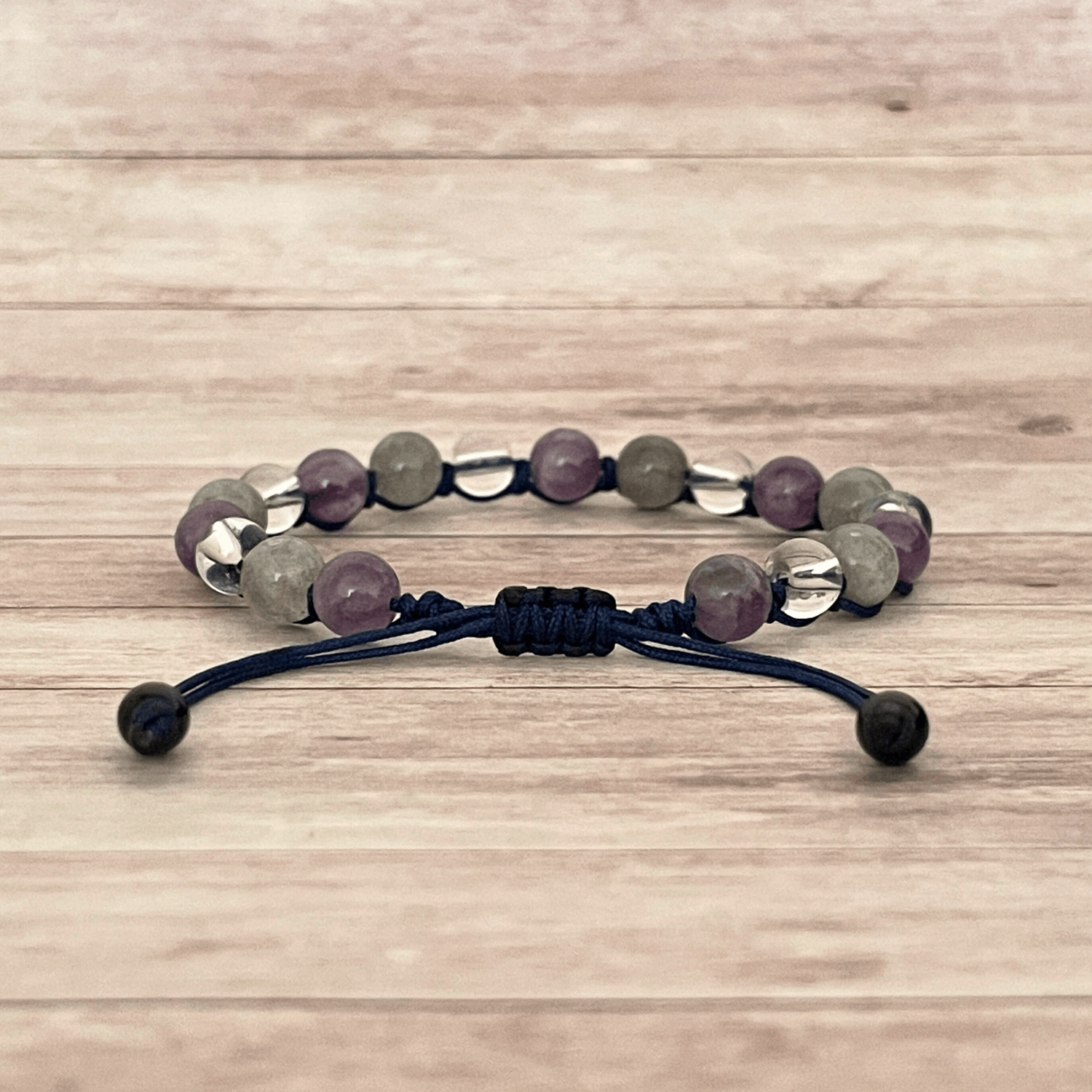 Vue arrière du bracelet sur cordon ajustable, nœud de fermeture et cordons visibles