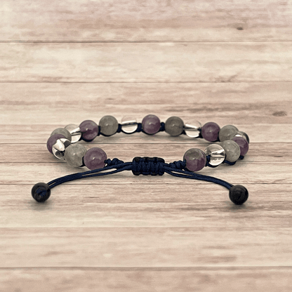 Vue arrière du bracelet sur cordon ajustable, nœud de fermeture et cordons visibles