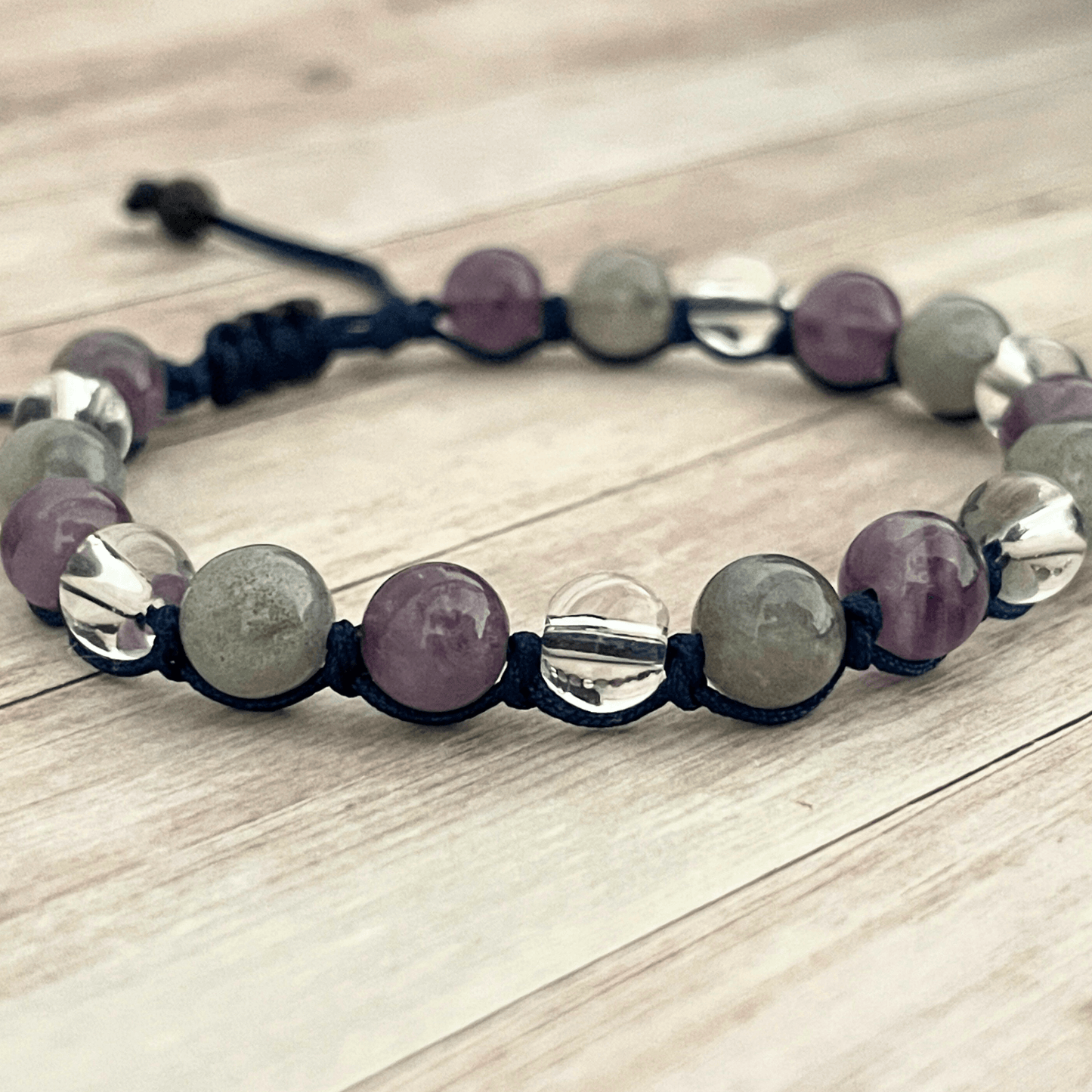 Gros plan sur les perles de labradorite, améthyste et cristal de roche du bracelet