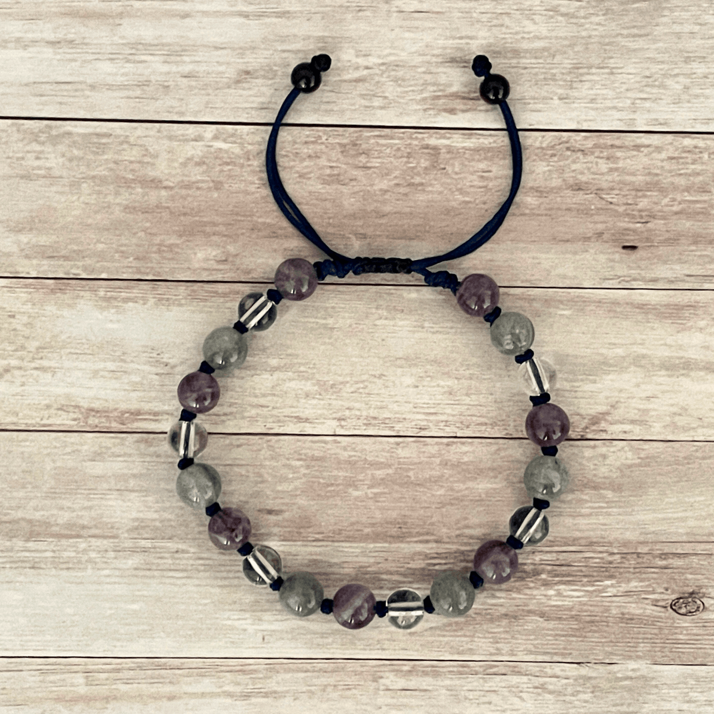 Vue de dessus du bracelet labradorite, améthyste et cristal de roche, perles alignées sur cordon