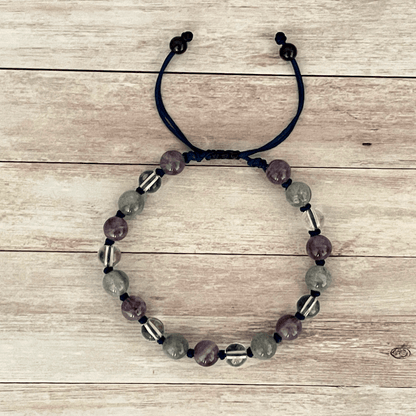 Vue de dessus du bracelet labradorite, améthyste et cristal de roche, perles alignées sur cordon