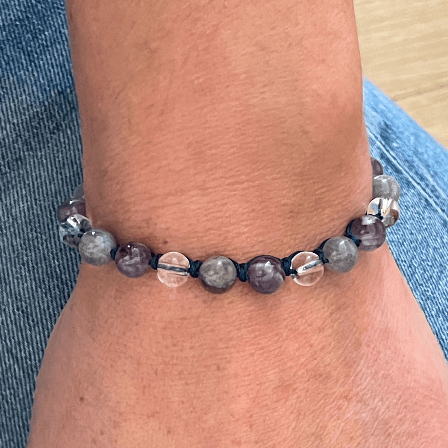 Bracelet labradorite, améthyste et cristal de roche porté au poignet, bijou en pierres naturelles