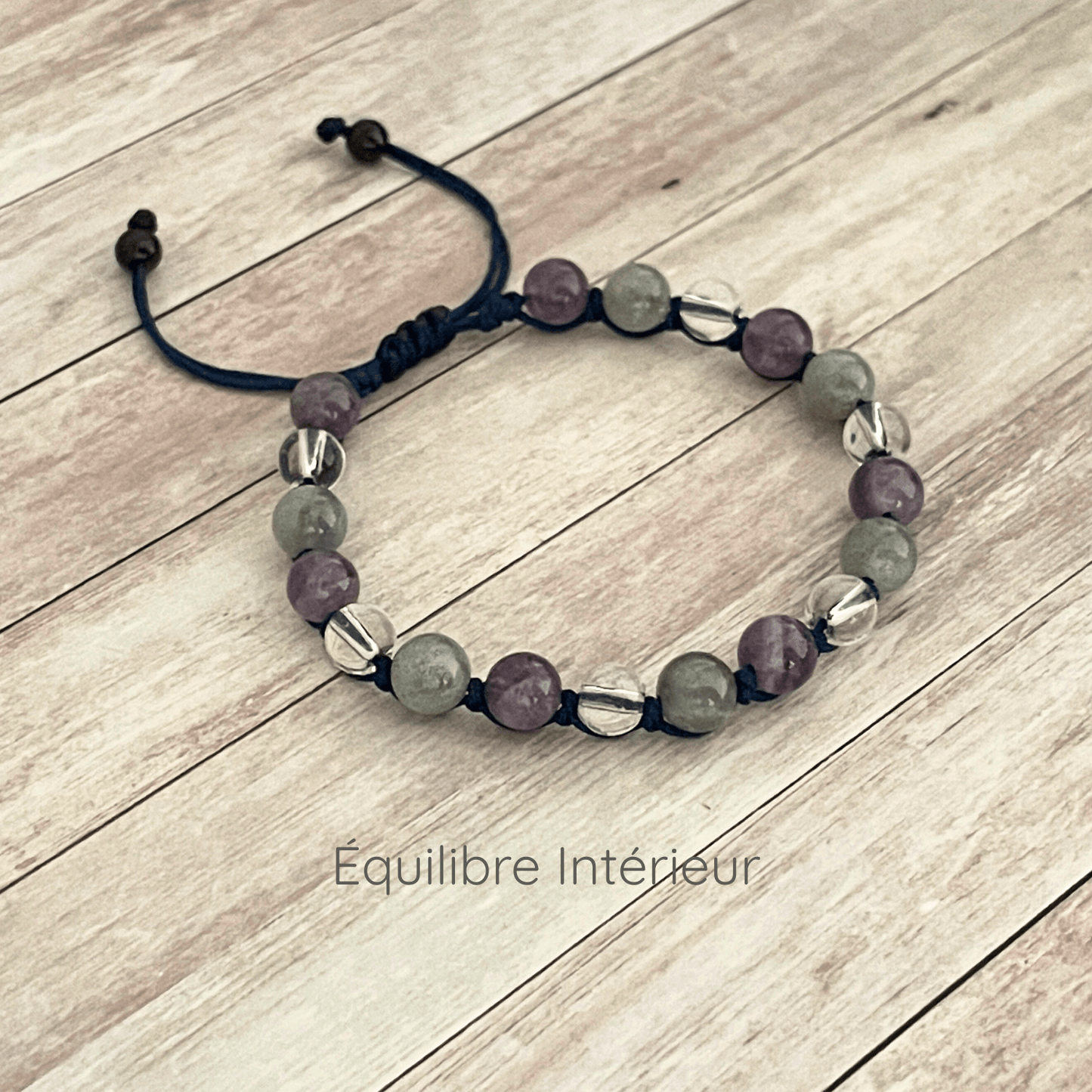 Bracelet en pierres naturelles labradorite, améthyste et cristal de roche sur cordon ajustable, vue de présentation