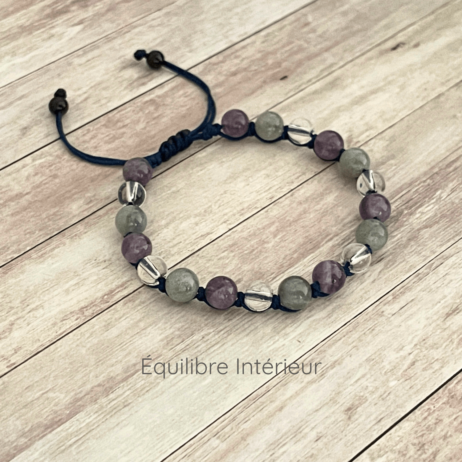Bracelet en pierres naturelles labradorite, améthyste et cristal de roche sur cordon ajustable, vue de présentation