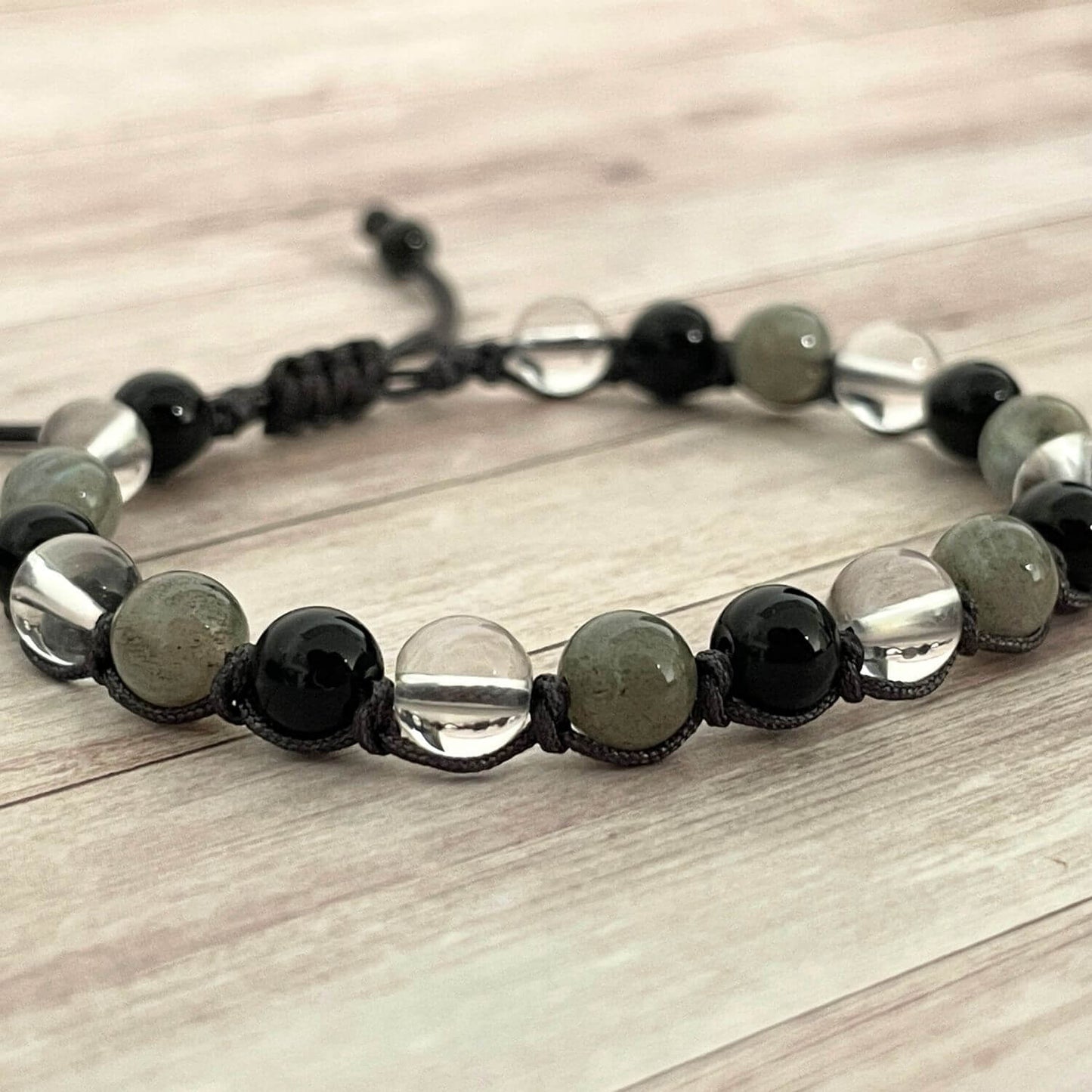 Gros plan sur les perles du bracelet Élan intérieur en pierres naturelles