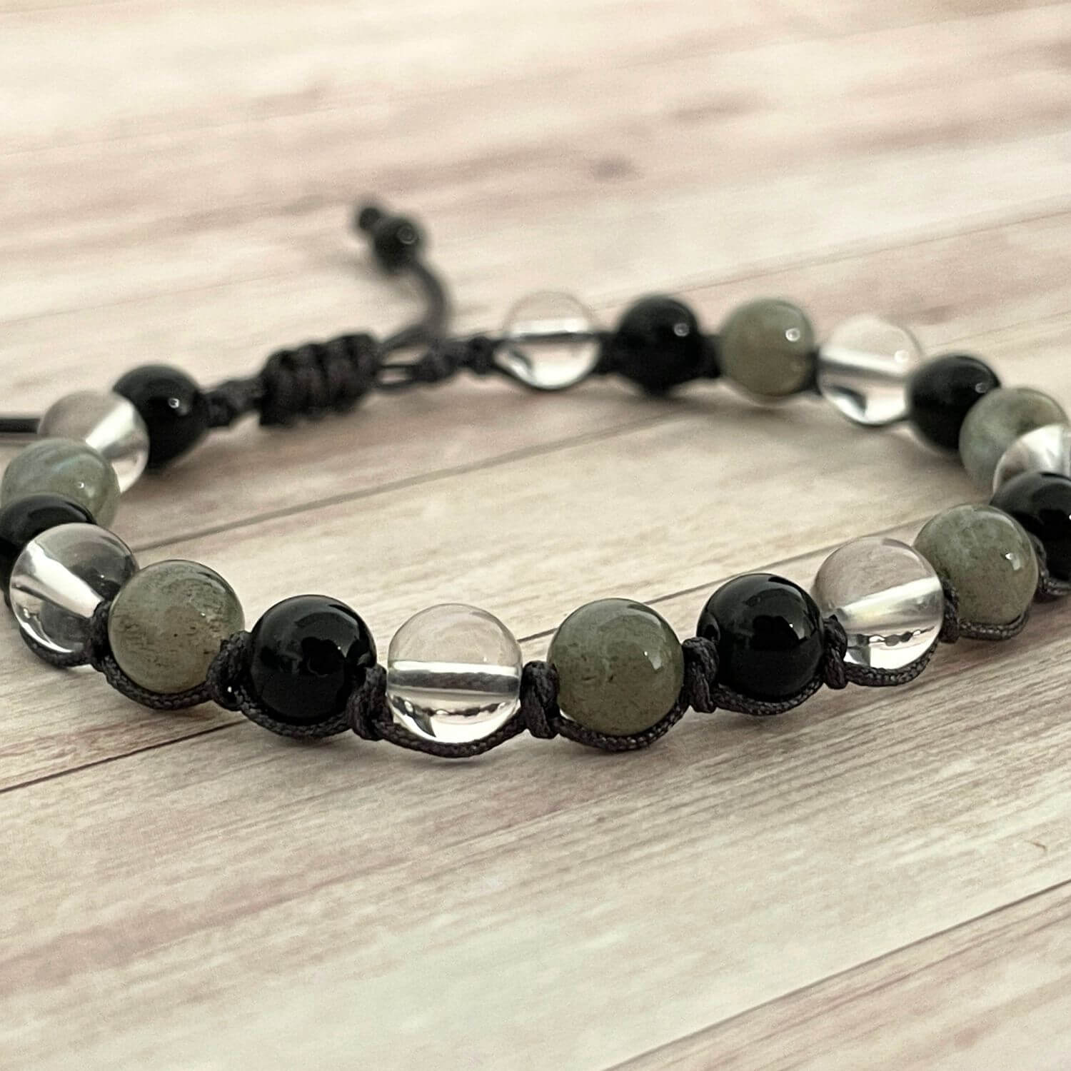Gros plan sur les perles du bracelet Élan intérieur en pierres naturelles