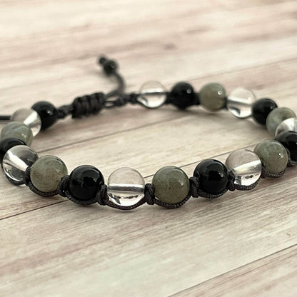 Gros plan sur les perles du bracelet Élan intérieur en pierres naturelles