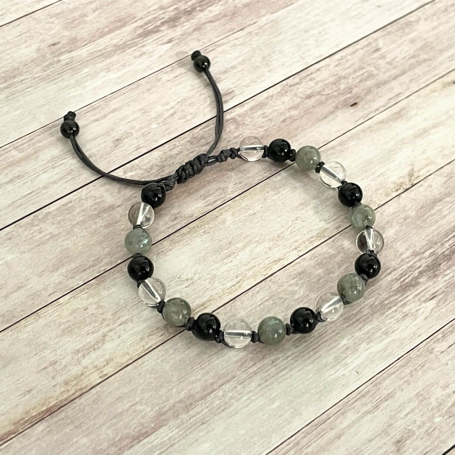 Bracelet Élan intérieur en Labradorite, Onyx et Cristal de Roche vue de présentation
