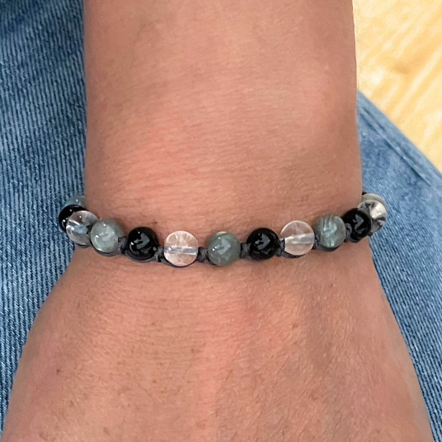 Bracelet Élan intérieur porté au poignet en Labradorite, Onyx et Cristal de Roche