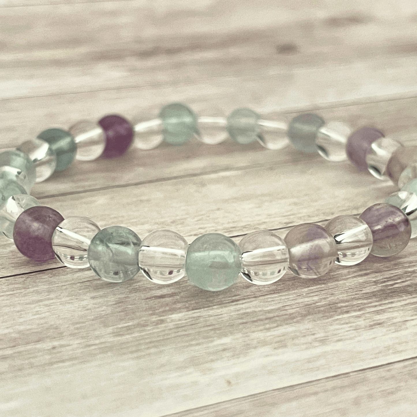 Détail des perles de fluorite et cristal de roche du bracelet Esprit Clair