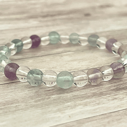 Détail des perles de fluorite et cristal de roche du bracelet Esprit Clair