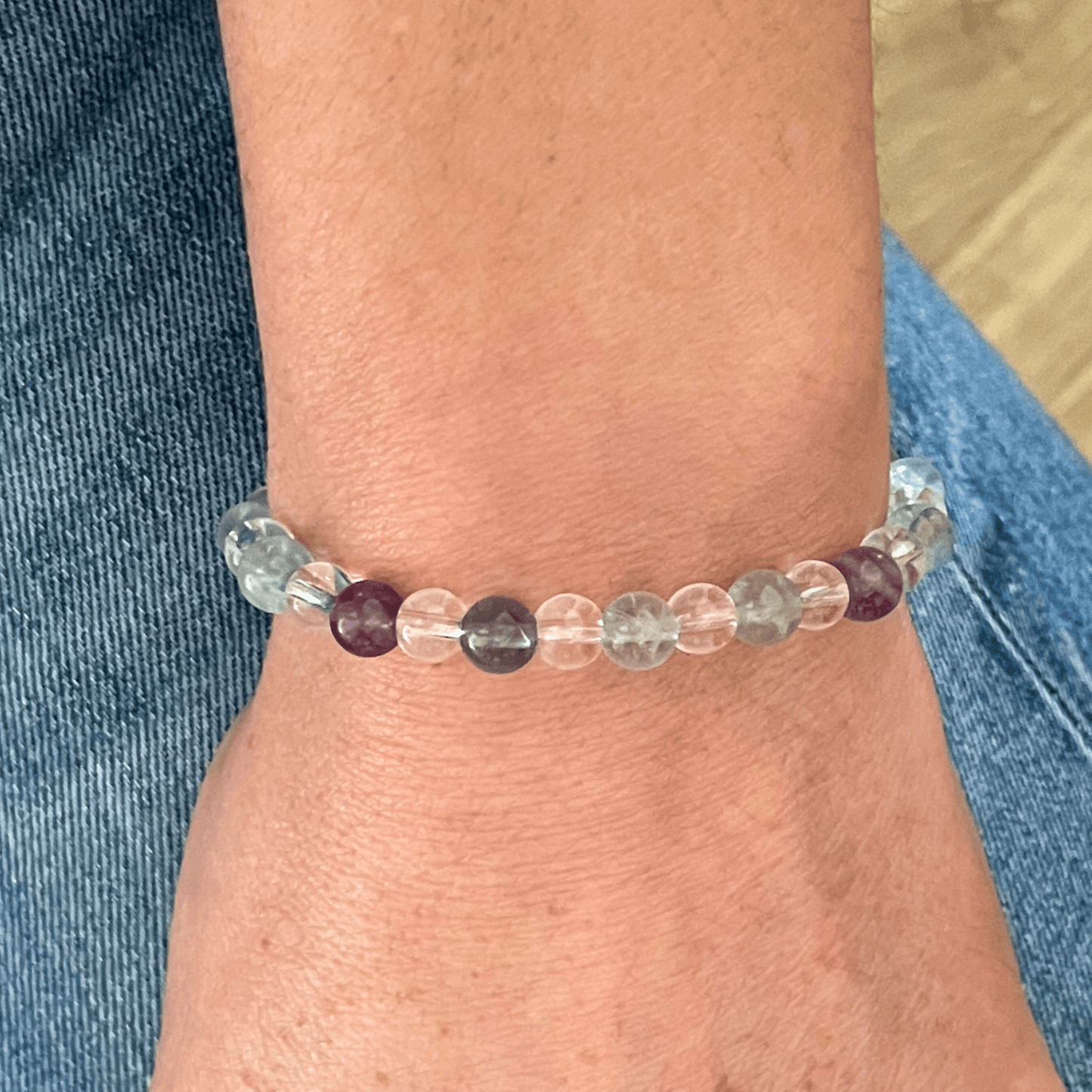 Bracelet Esprit Clair porté au poignet, pierres naturelles fluorite et cristal de roche