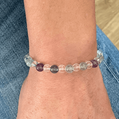 Bracelet Esprit Clair porté au poignet, pierres naturelles fluorite et cristal de roche