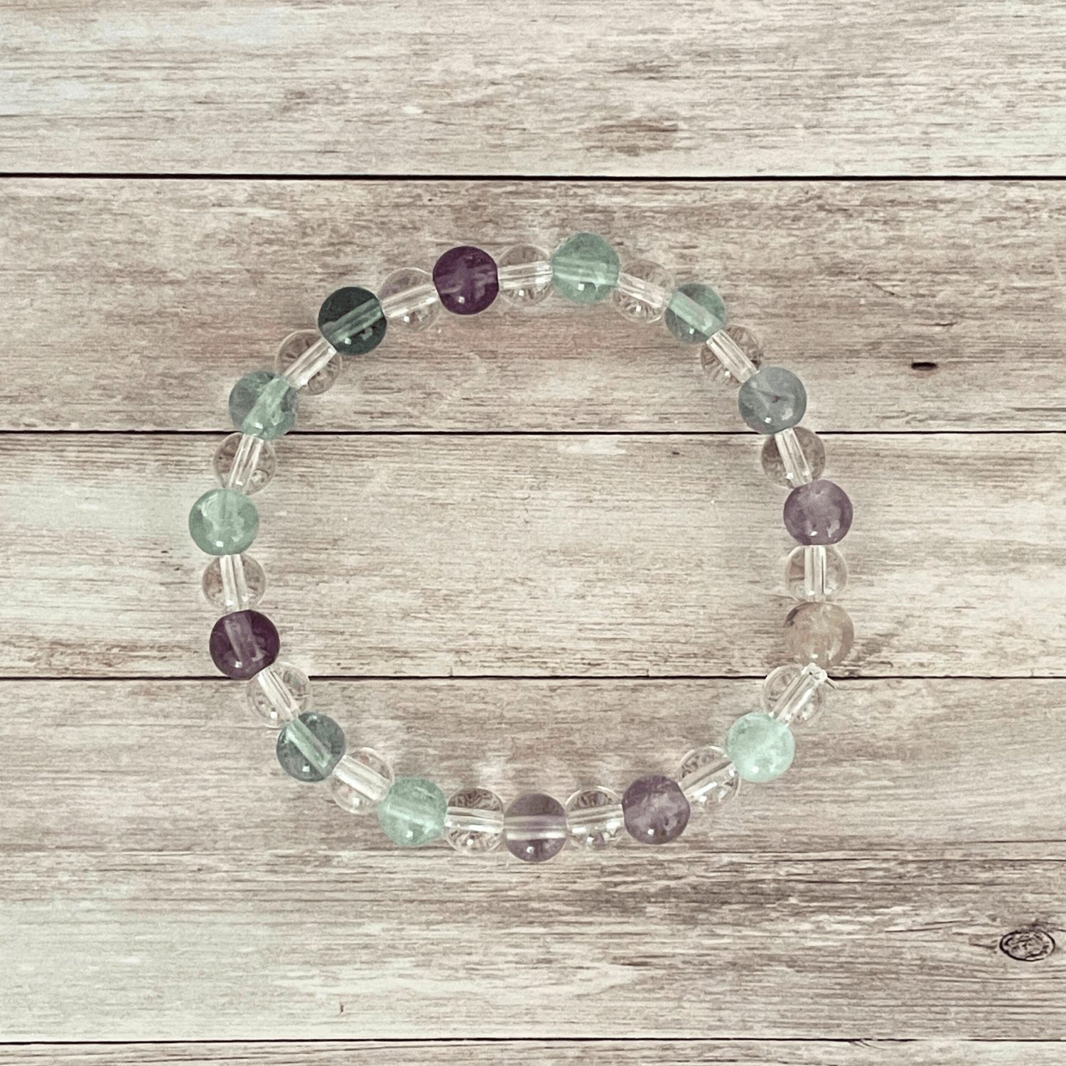 Vue de dessus du bracelet en fluorite et cristal de roche