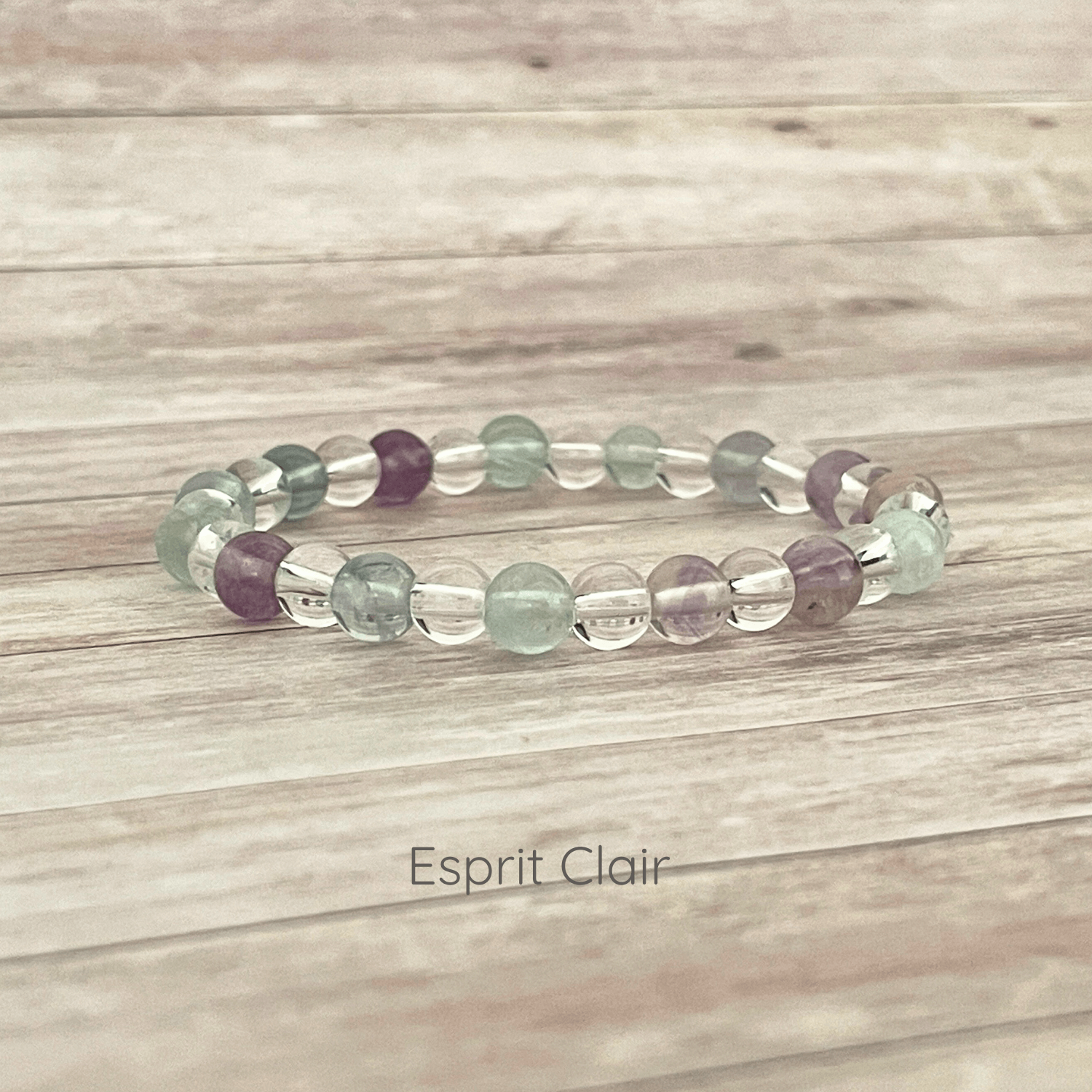 Bracelet Esprit Clair en fluorite et cristal de roche sur fond naturel