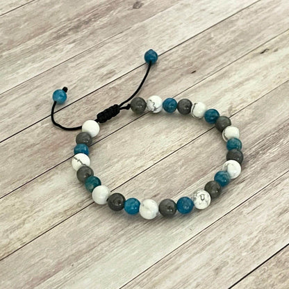 Vue de dessus du bracelet apaisement Labradorite Apatite Howlite, perles 6 mm