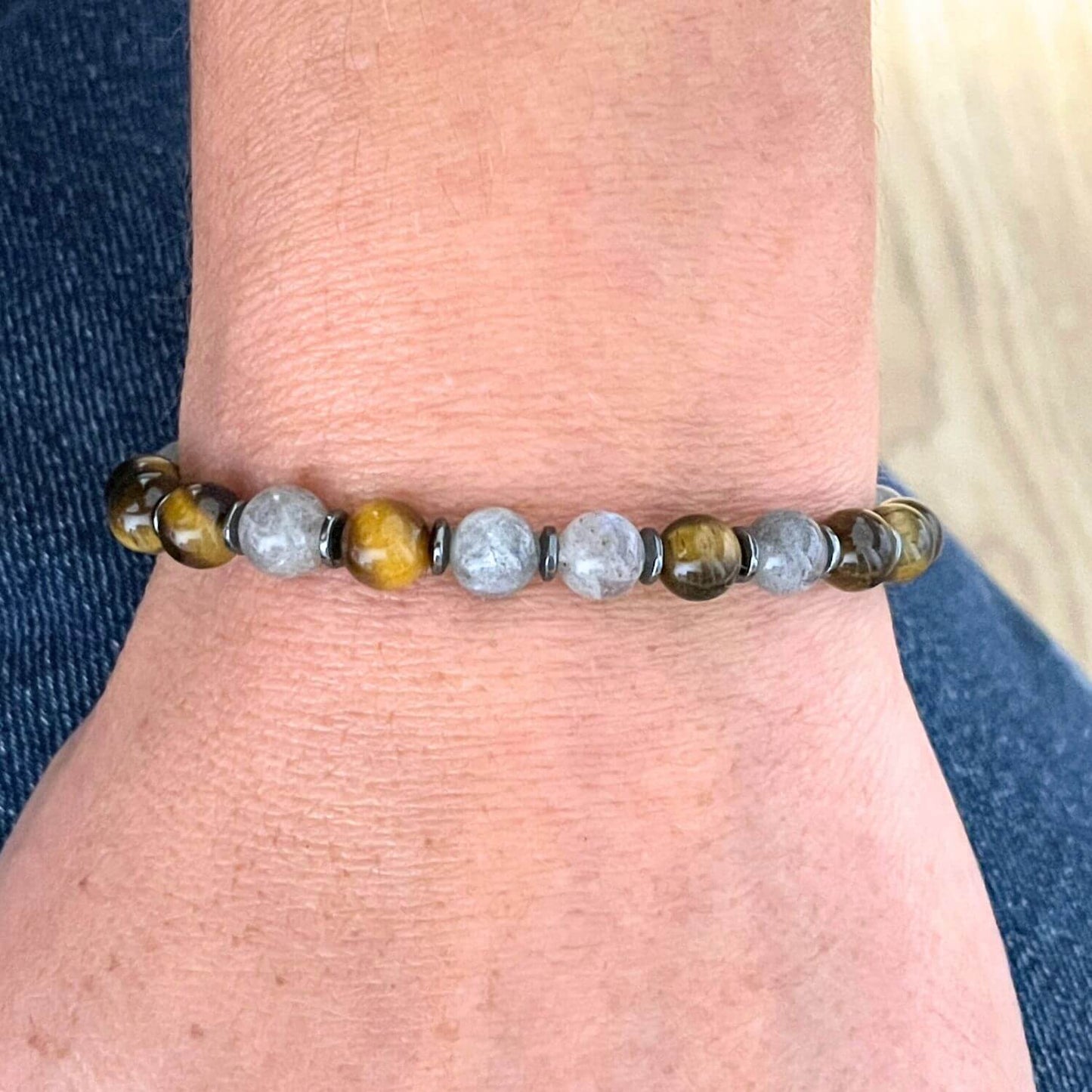 Bracelet Labradorite Oeil de Tigre Hématite porté au poignet, bijou bien-être en pierres naturelle