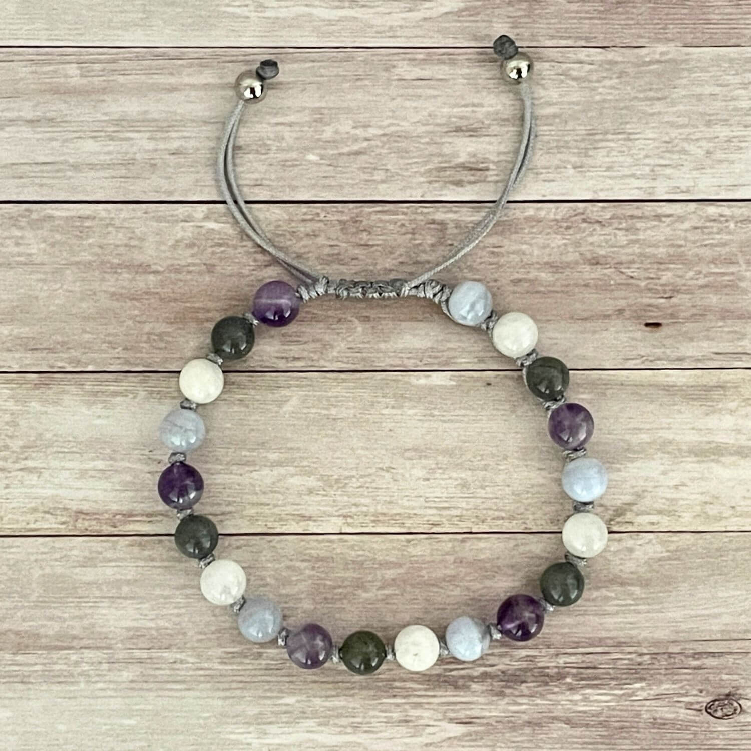 Bracelet bien-être féminin en pierres naturelles avec cordon réglable et perles en acier inoxydable