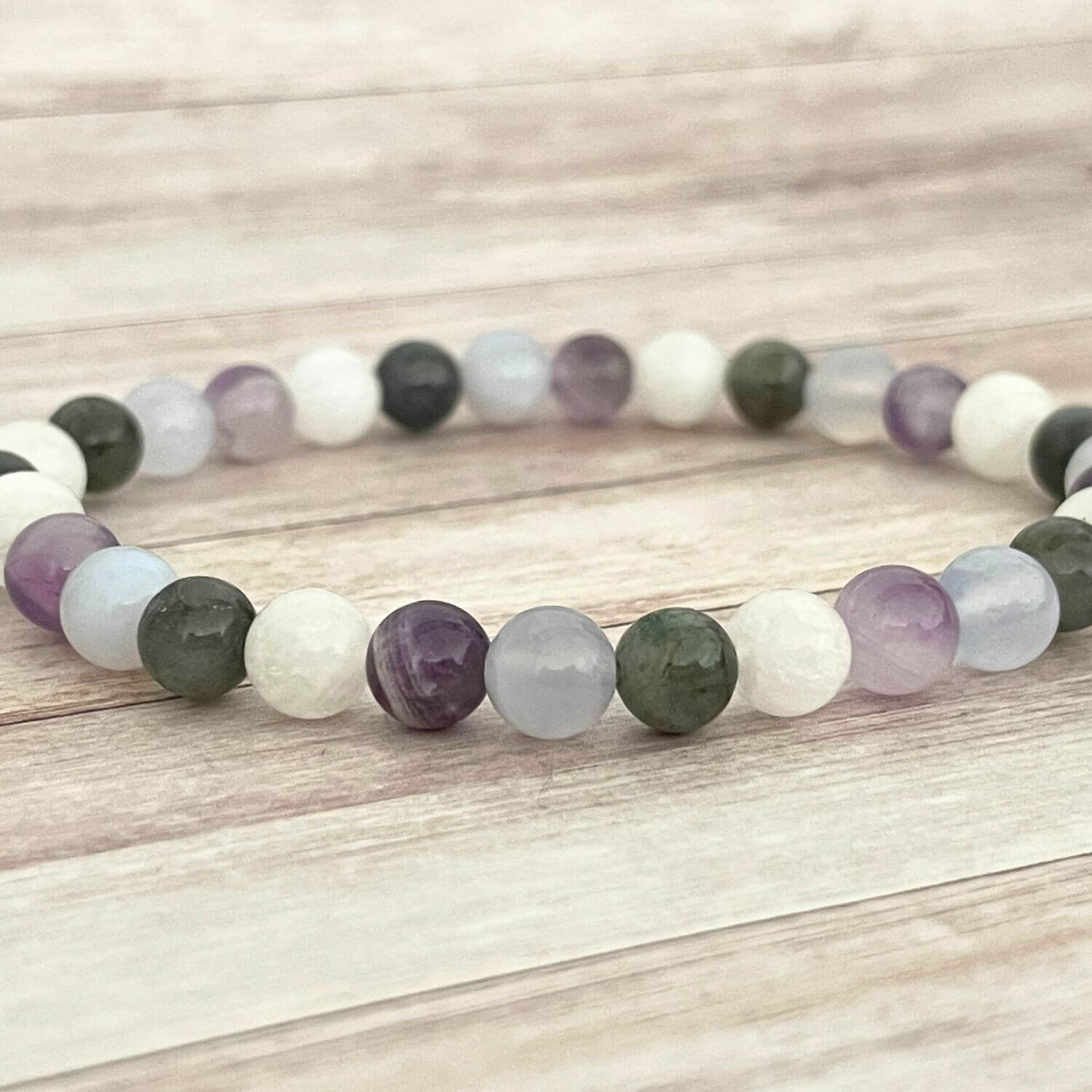 Gros plan sur les perles Pierre de Lune, Améthyste, Labradorite et Calcédoine, bracelet lithothérapie  transition et bien être féminin