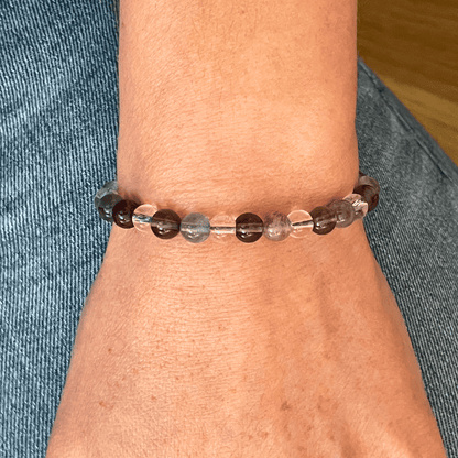 Bracelet Focus Doux porté au poignet, bijou d’intention en pierres naturelles