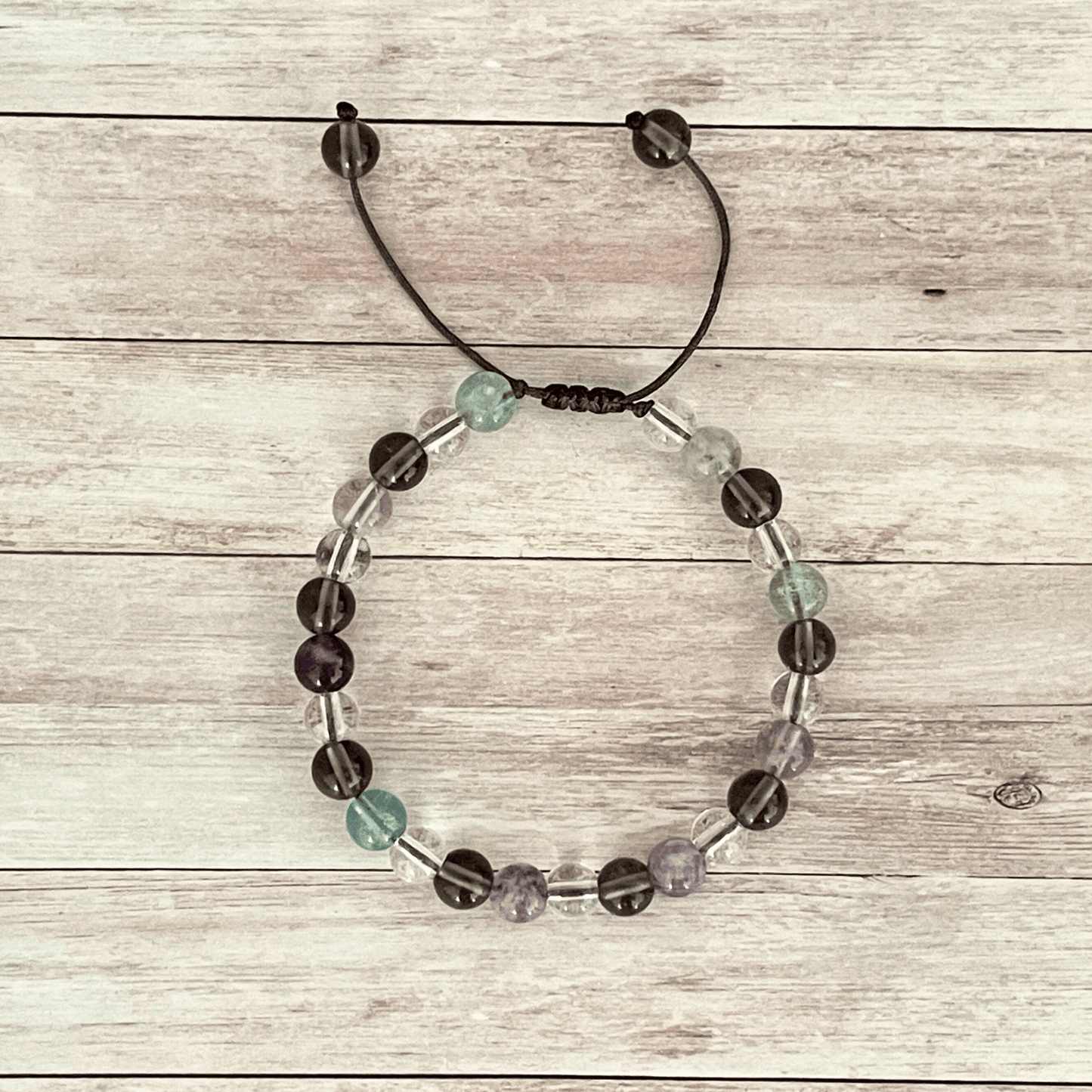 Vue de dessus du bracelet en fluorite, quartz fumé et cristal de roche