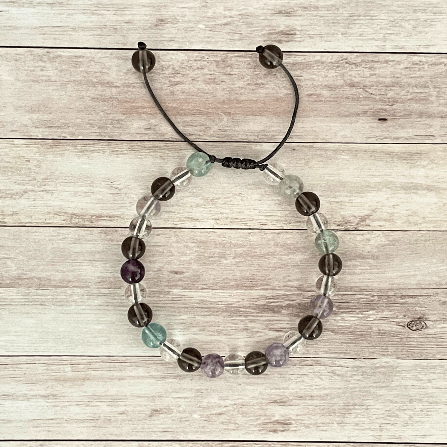 Vue de dessus du bracelet en fluorite, quartz fumé et cristal de roche