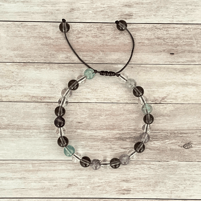 Vue de dessus du bracelet en fluorite, quartz fumé et cristal de roche
