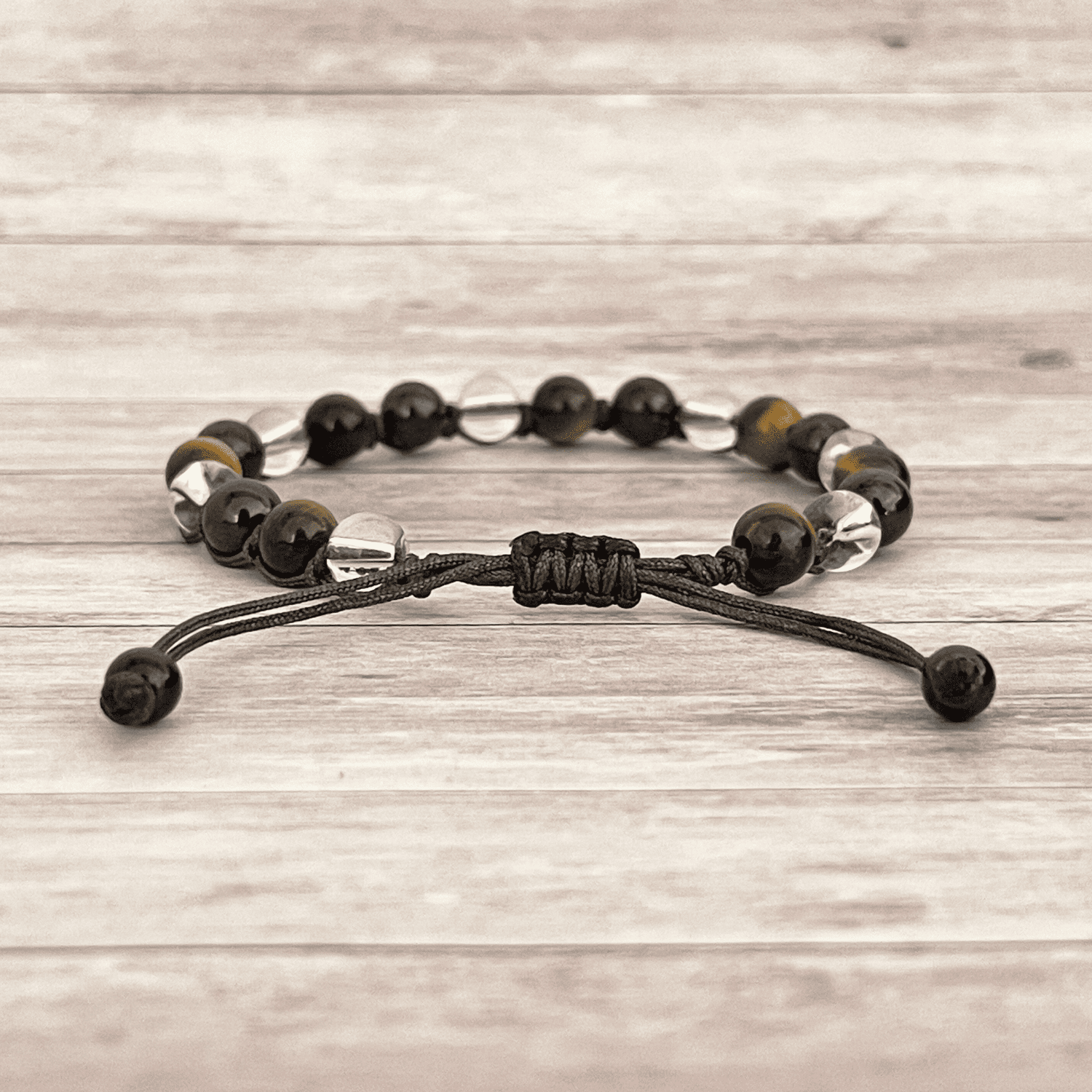 Vue arrière du bracelet sur cordon ajustable avec nœud de fermeture
