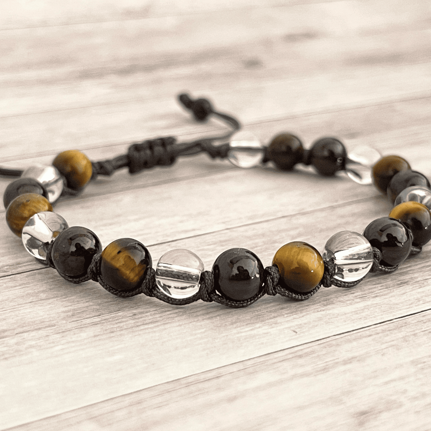 Gros plan sur les perles de grenat, oeil de tigre et cristal de roche du bracelet