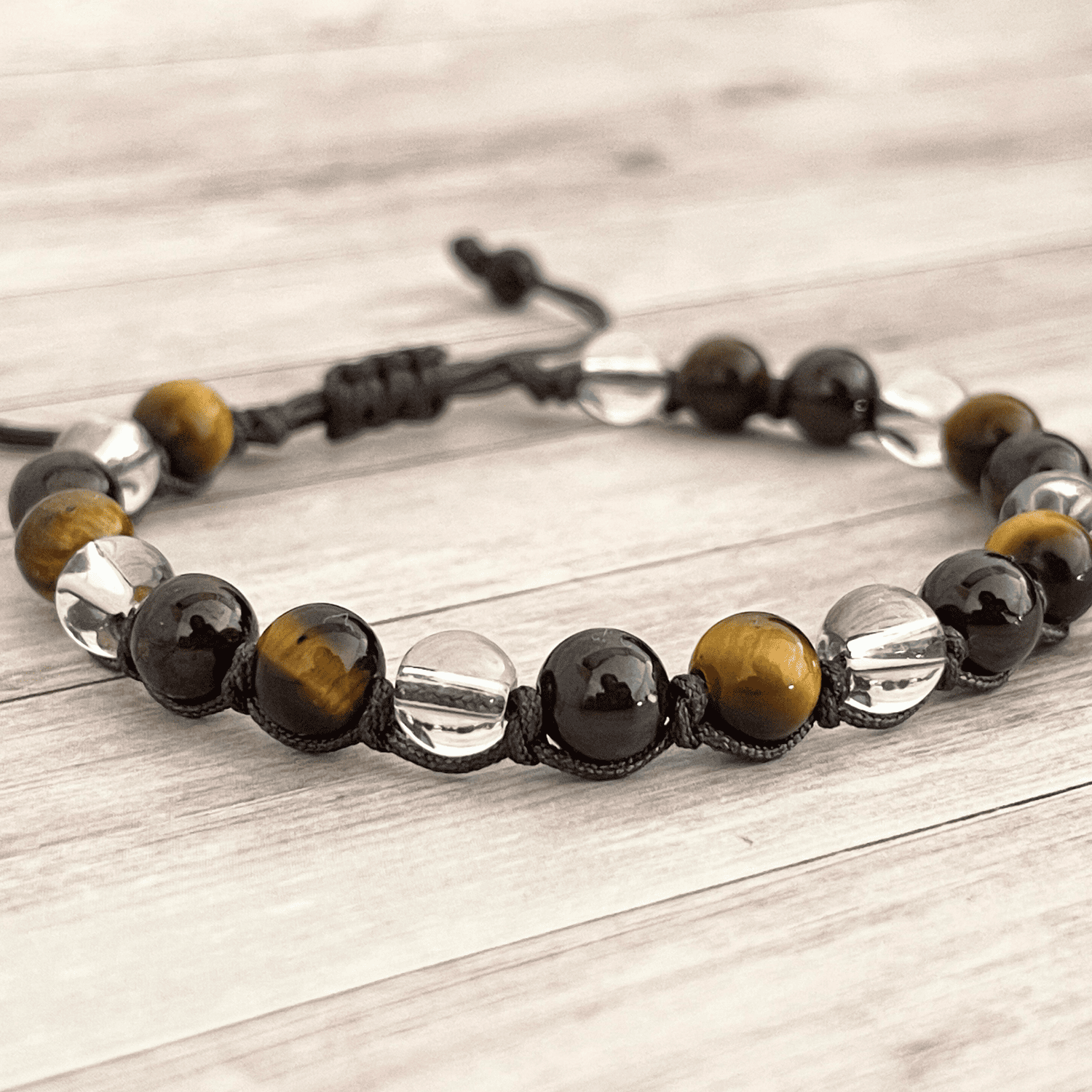 Gros plan sur les perles de grenat, oeil de tigre et cristal de roche du bracelet