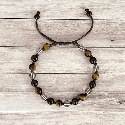 Vue de dessus du bracelet grenat, oeil de tigre et cristal de roche, perles alignées sur cordon