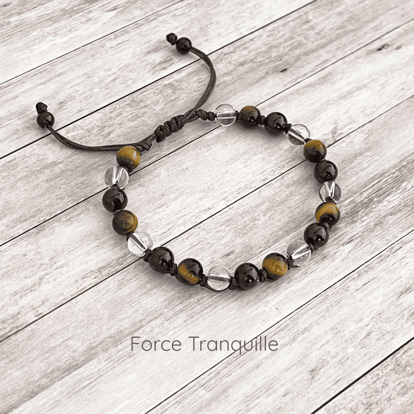 Bracelet en pierres naturelles grenat, oeil de tigre et cristal de roche sur cordon ajustable, vue de présentation