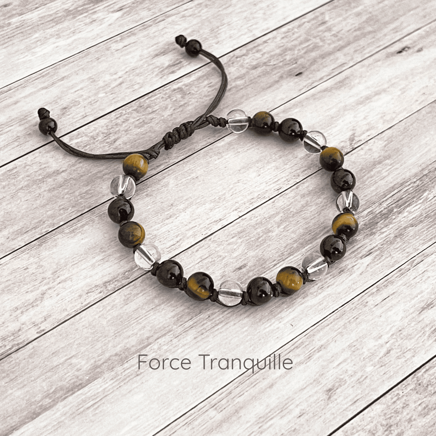 Bracelet en pierres naturelles grenat, oeil de tigre et cristal de roche sur cordon ajustable, vue de présentation