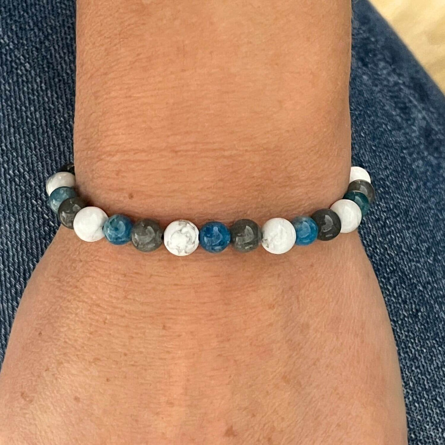 Bracelet Labradorite Apatite Howlite porté au poignet, cordon noir ajustable et pierres naturelles