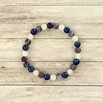 Vue de dessus d’un bracelet élastique douceur et lacher prise  en Lapis Lazuli, Améthyste et Quartz Rose, utilisé en lithothérapie.