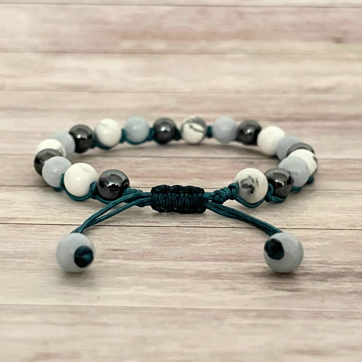 Fermeture par nœud coulissant du bracelet Nuit Sereine sur cordon ajustable