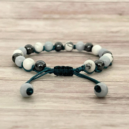 Fermeture par nœud coulissant du bracelet Nuit Sereine sur cordon ajustable