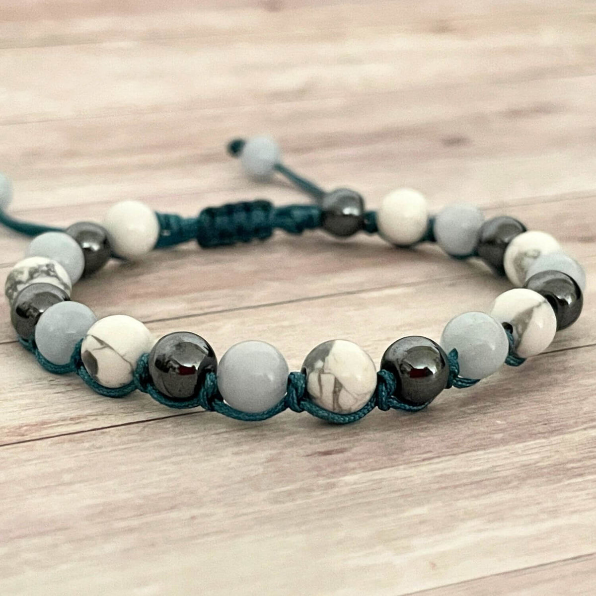 Détail des pierres naturelles Aigue Marine, Howlite et Hématite du bracelet Nuit Sereine