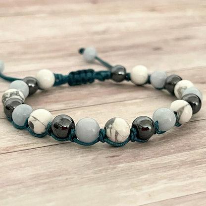 Détail des pierres naturelles Aigue Marine, Howlite et Hématite du bracelet Nuit Sereine