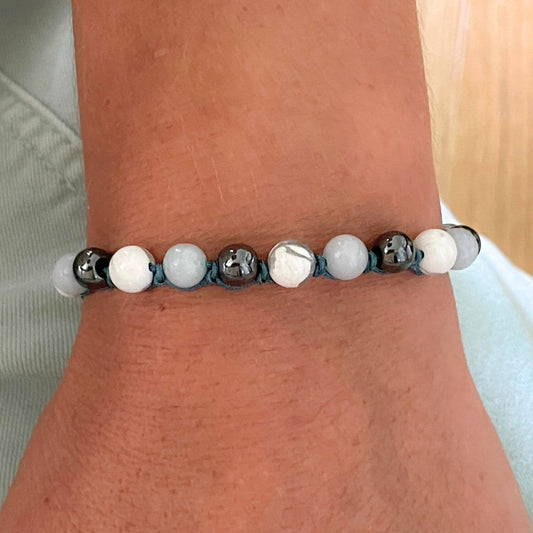 Bracelet Nuit Sereine porté au poignet en Aigue Marine, Howlite et Hématite