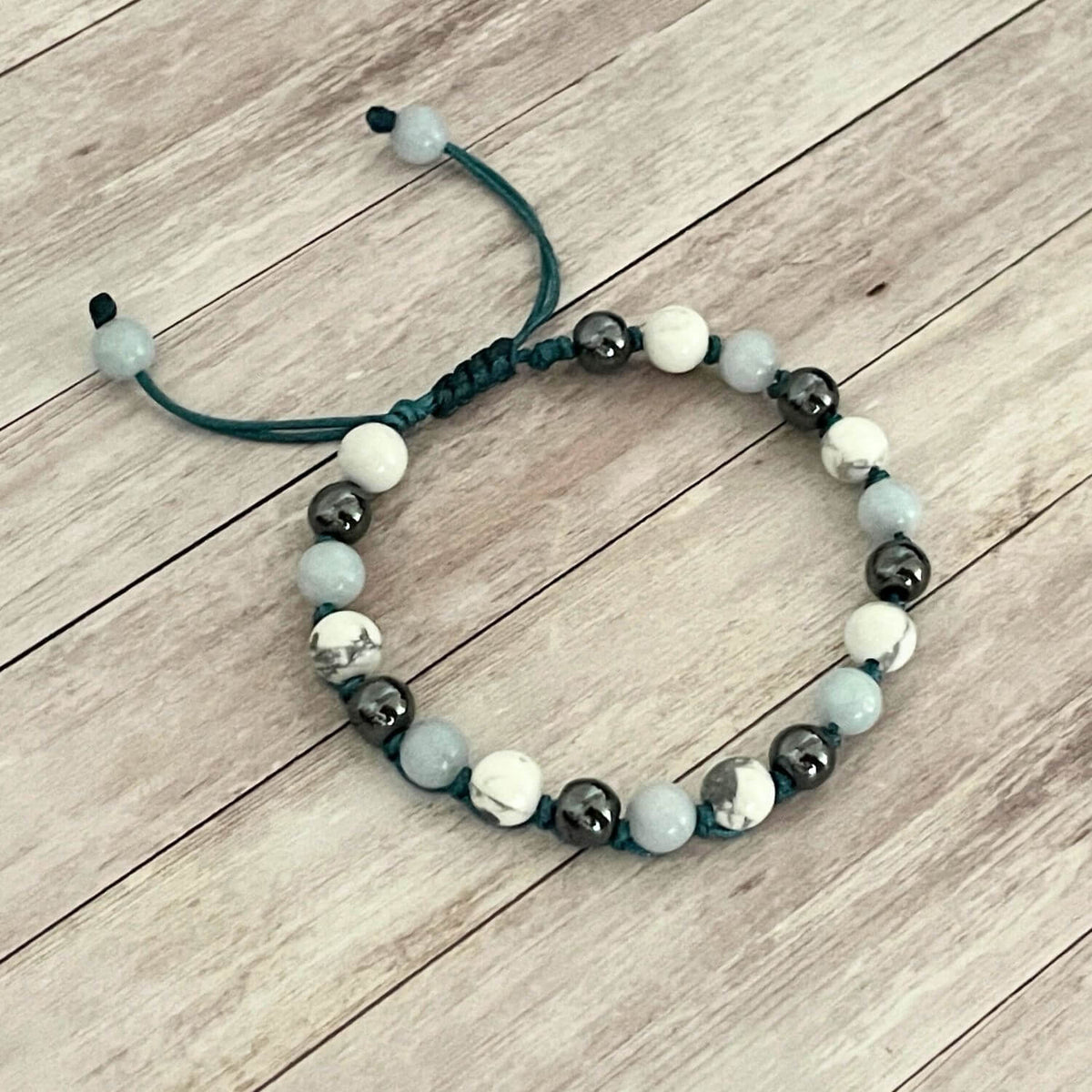 Bracelet Nuit Sereine en pierres naturelles avec cordon ajustable