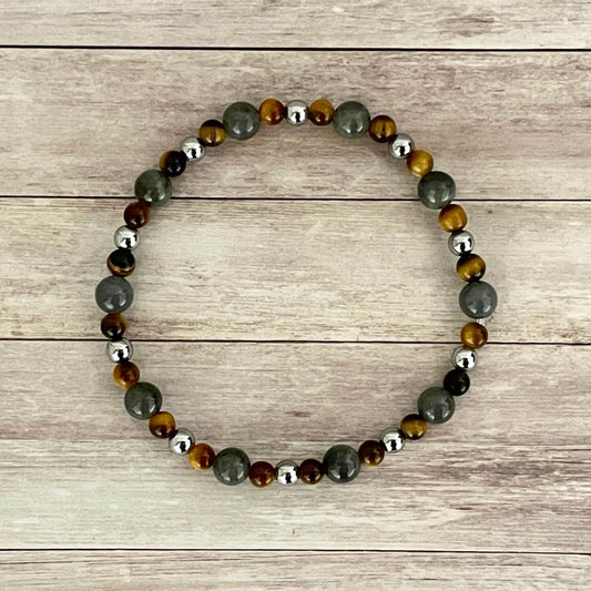 Vue de dessus du bracelet Labradorite, Oeil de Tigre et Hématite, bijou de lithothérapie en pierres naturelles