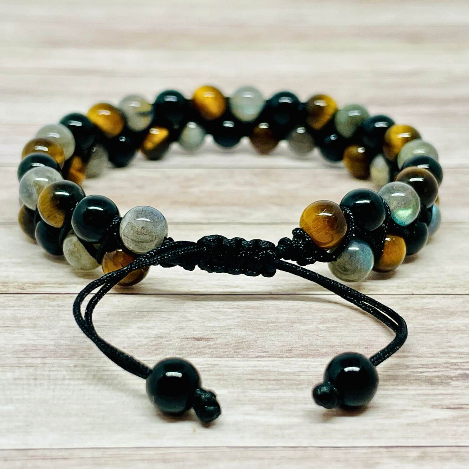 Détail des deux rangées de pierres naturelles Oeil de Tigre Labradorite Onyx, bracelet ancrage et protection