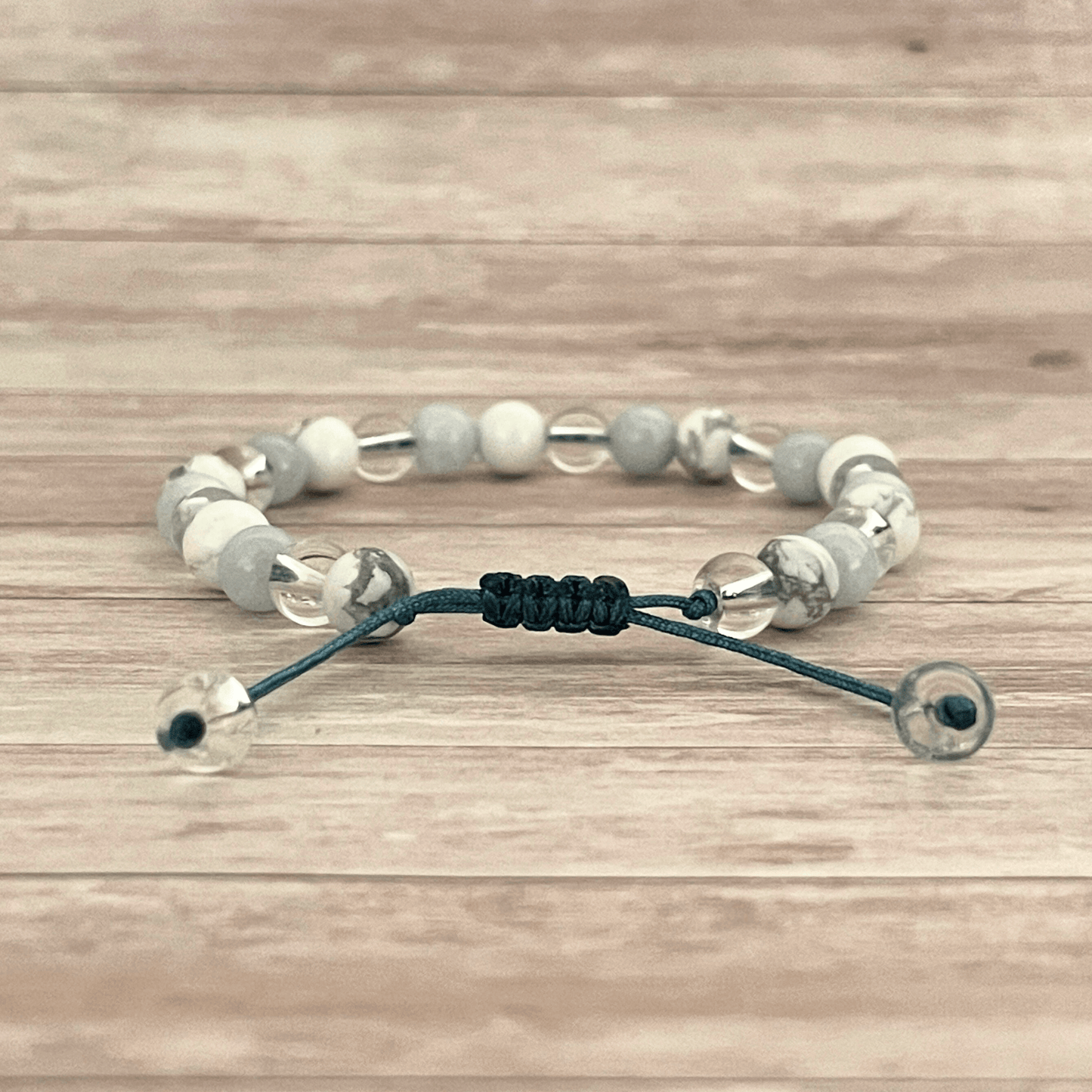 Vue arrière du bracelet sur cordon ajustable avec nœud de fermeture