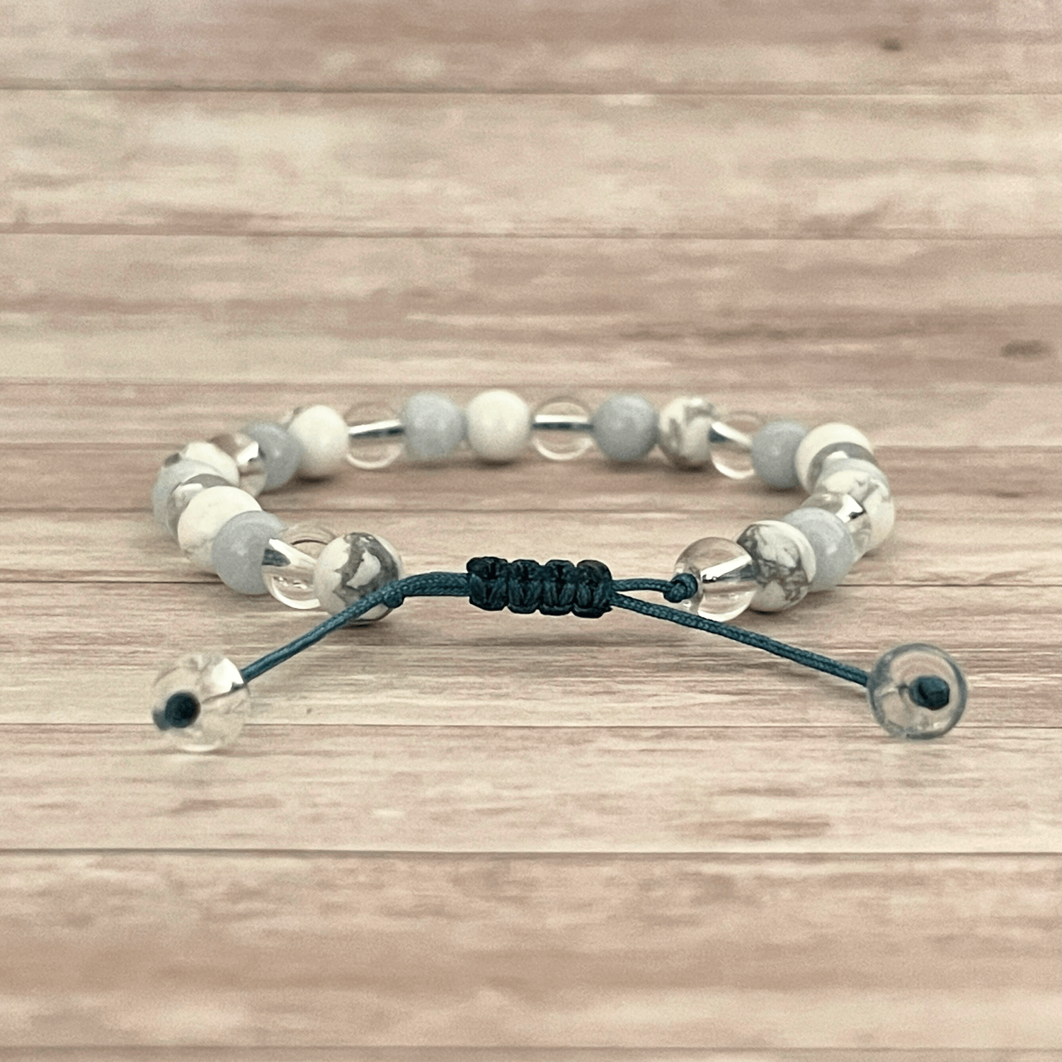 Vue arrière du bracelet sur cordon ajustable avec nœud de fermeture