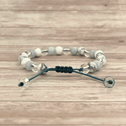 Vue arrière du bracelet sur cordon ajustable avec nœud de fermeture
