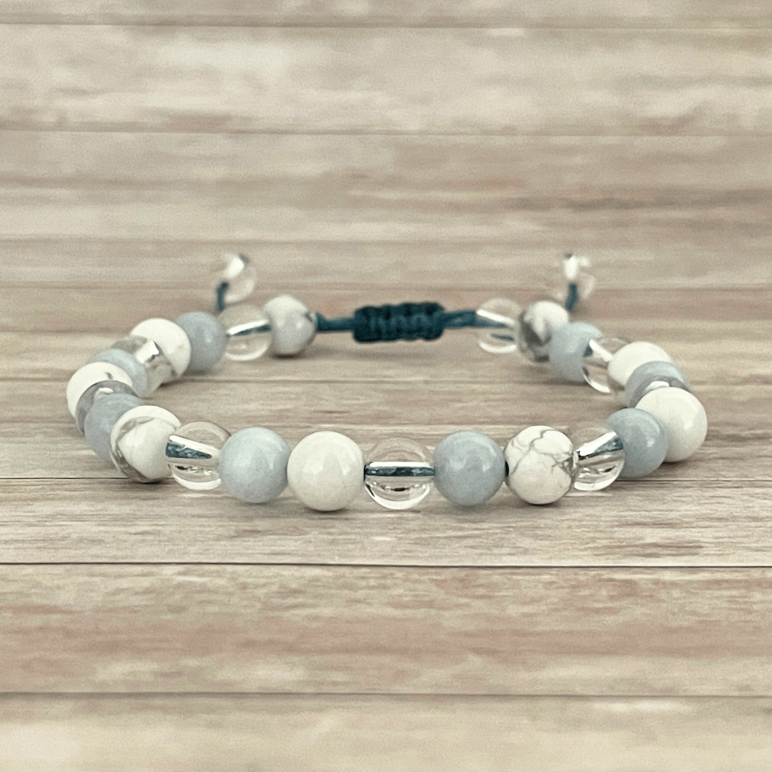 Gros plan sur les perles d’aigue marine bleue, howlite blanche et cristal de roche transparent