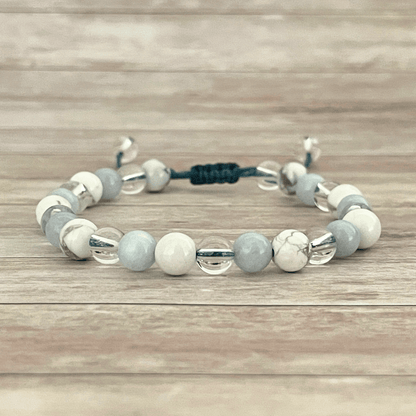 Gros plan sur les perles d’aigue marine bleue, howlite blanche et cristal de roche transparent