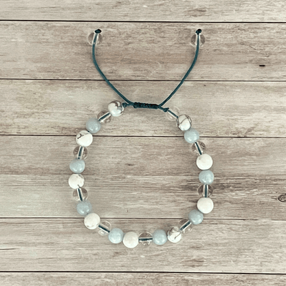 Vue de dessus du bracelet aigue marine, howlite et cristal de roche, perles alignées sur cordon