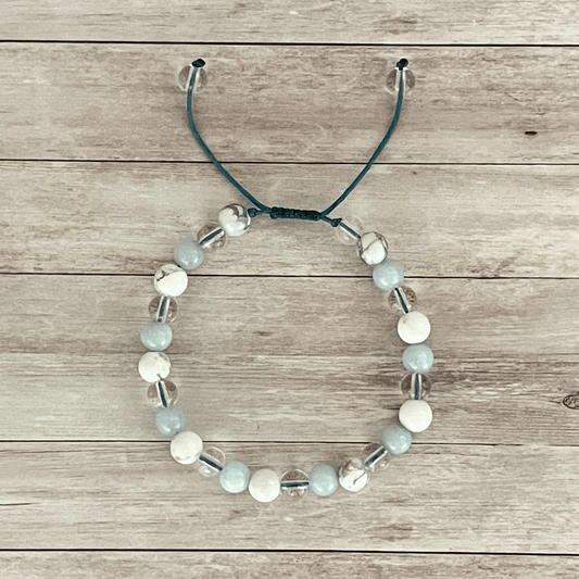 Vue de dessus du bracelet aigue marine, howlite et cristal de roche, perles alignées sur cordon
